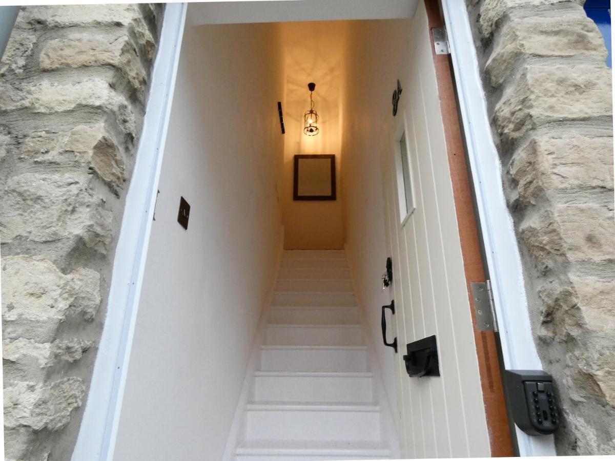 Converted Railway Cottage Суиндон Экстерьер фото